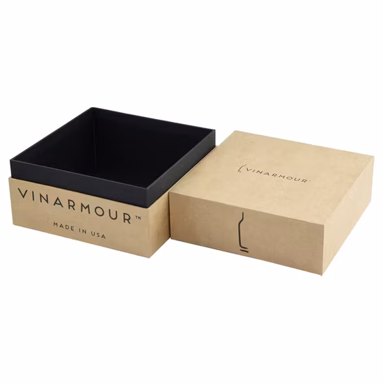 Kleine Geschenkbox mit individuellem Logo und exklusivem Schmuck mit quadratischer Naht