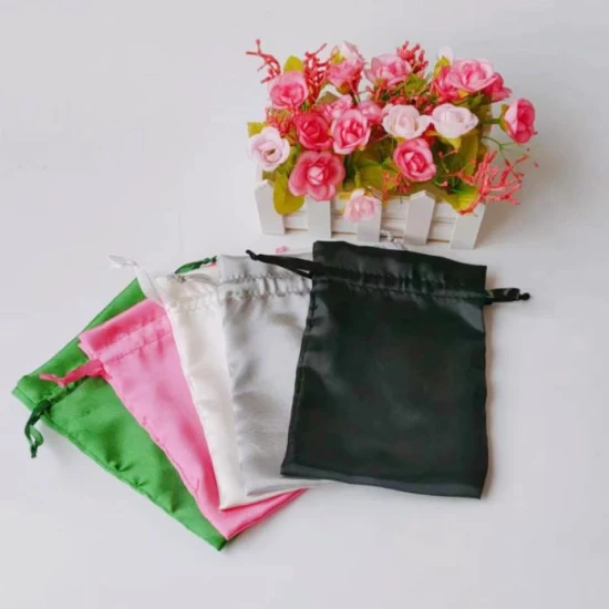 Maßgeschneiderte grüne Satintasche mit glattem Kordelzug für Perückenverpackungen