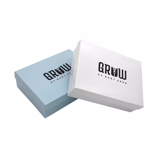 Individuell bedruckte Geschenkbox aus Karton mit Goldfolie, blauem Deckel und Basispapier